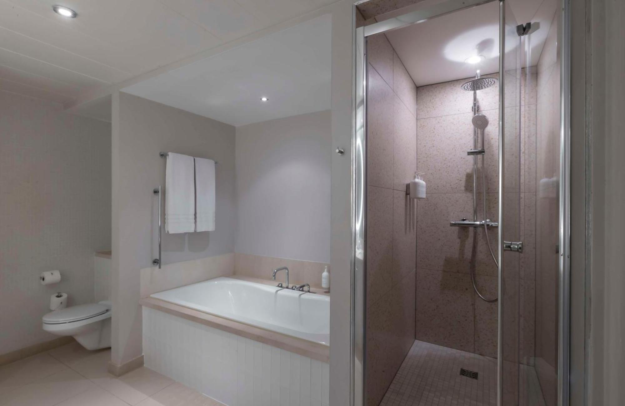The Morrison Dublin, Curio Collection By Hilton Hotel Ngoại thất bức ảnh A shower cubicle